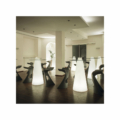 Mange debout Peak conique blanc et plateau en verre | SLIDE