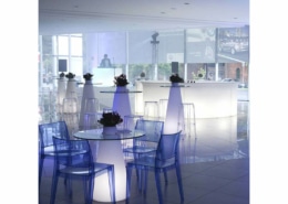 Table repas Peak conique blanc et plateau en verre | SLIDE