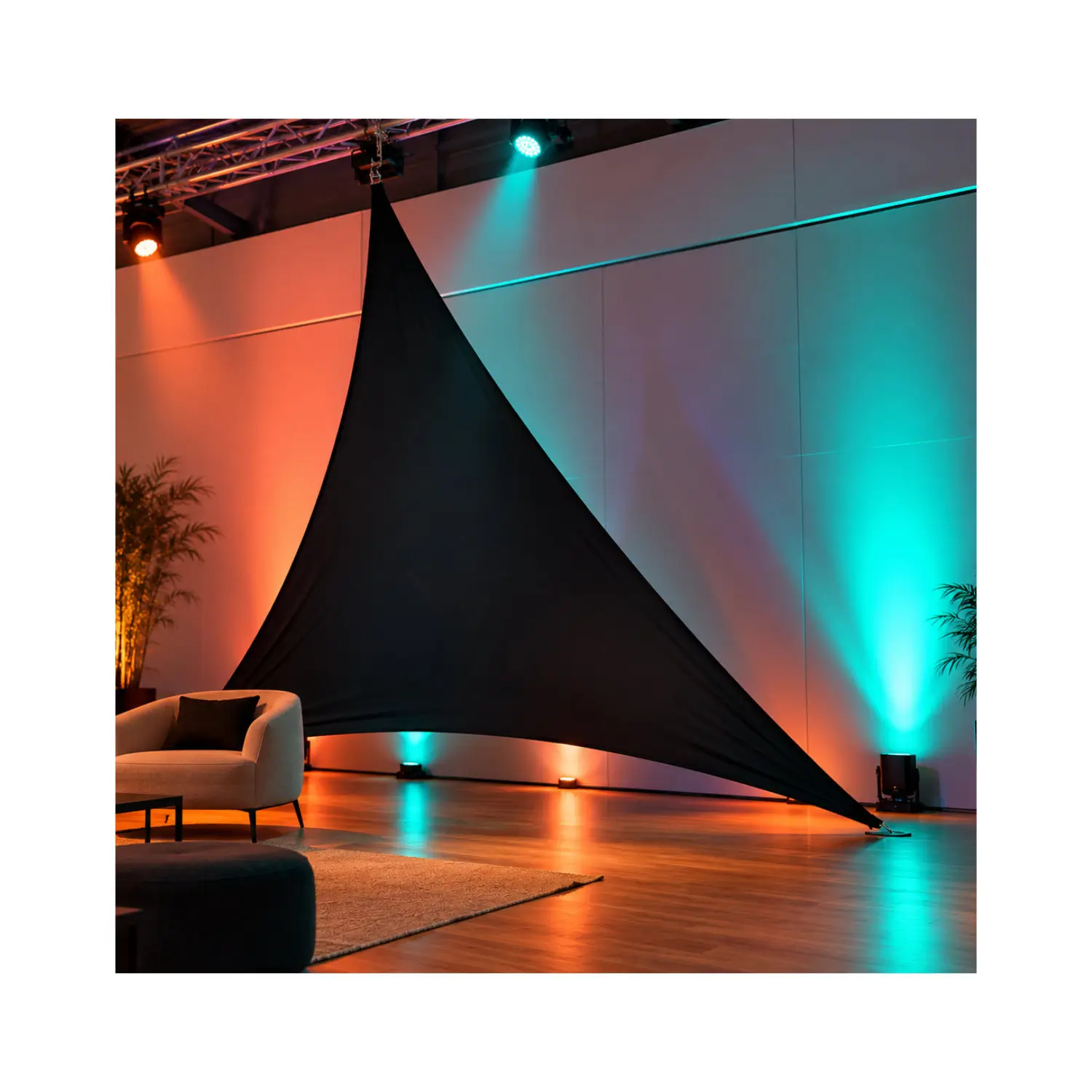 Lycra tendu noire au format triangle 4 × 4,5 m | CORFOU