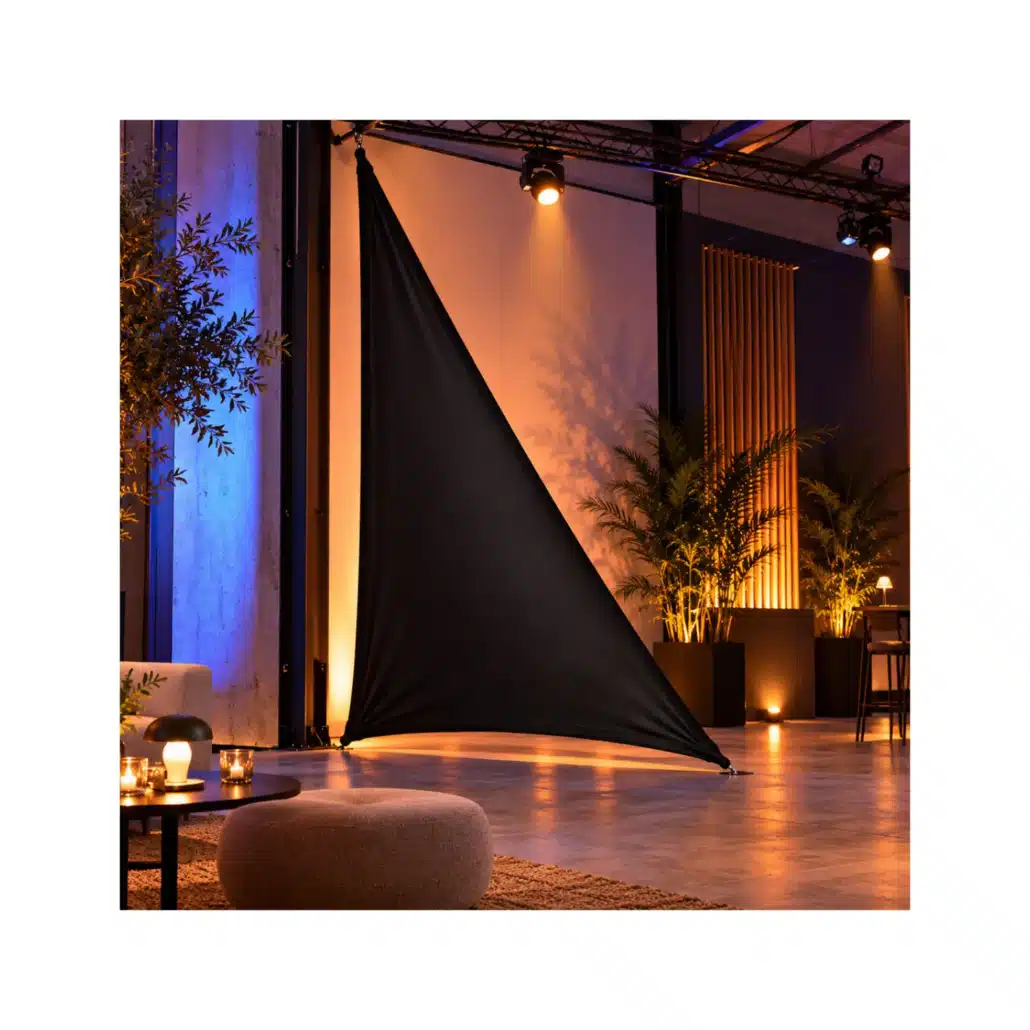 Voile lycra noire triangulaire rectangle 2,7 × 4,6 m | THESSALONIQUE Voile lycra noire triangulaire rectangle THESSALONIQUE 2,7 × 4,6 m pour plafond événementiel